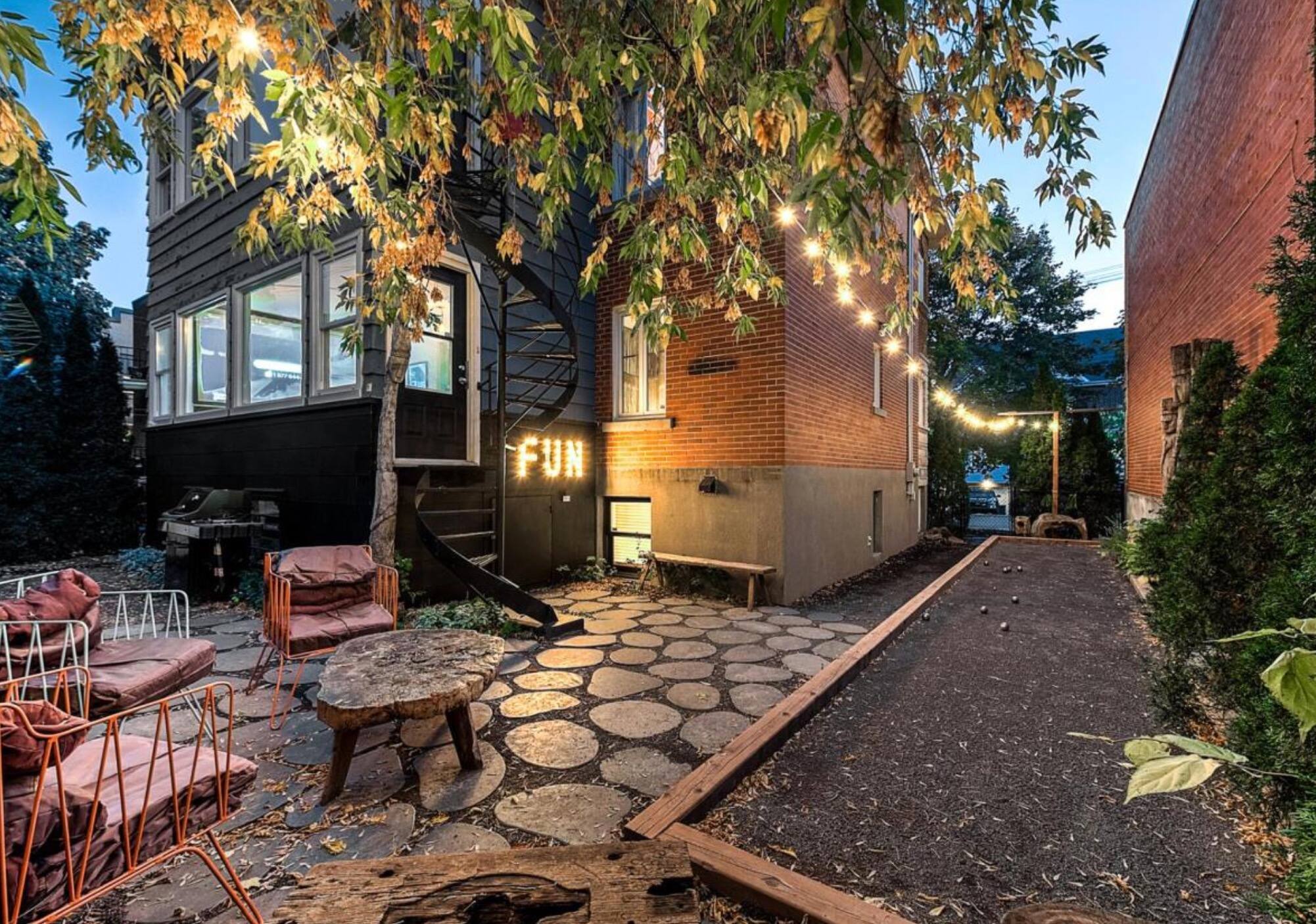 Un duplex avec un terrain de pétanque à vendre 