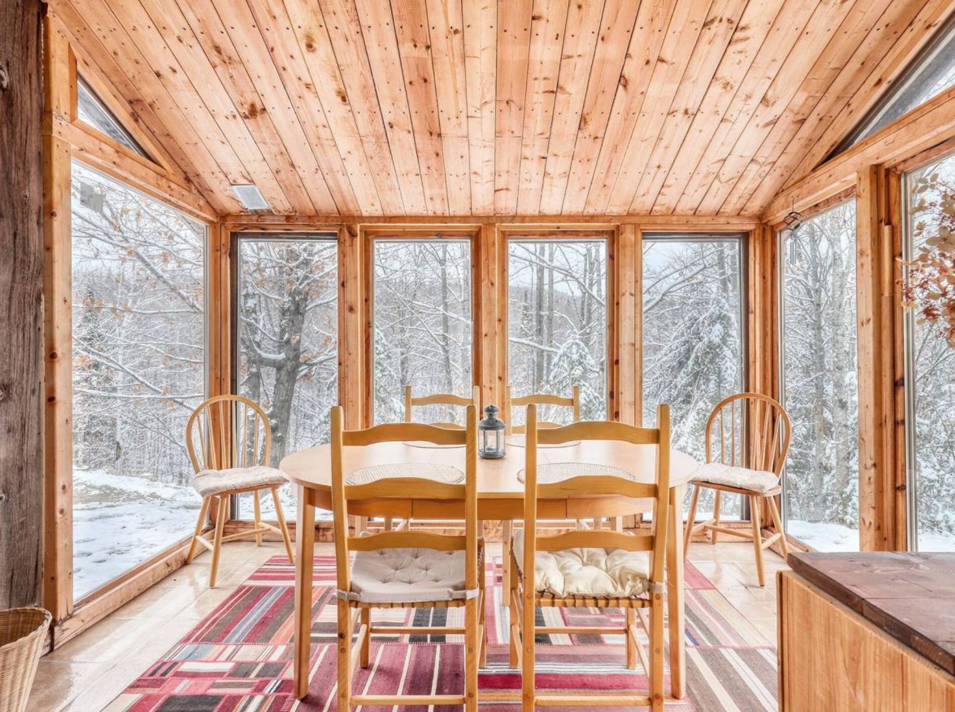 Un chalet féérique dans le bois à Mandeville à vendre pour 310 000