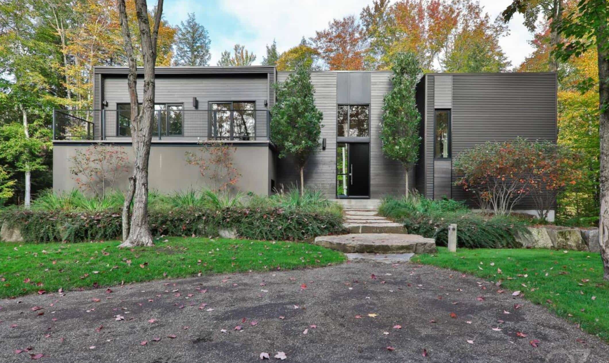 Une maison avec une plage à vendre pour 949 000$