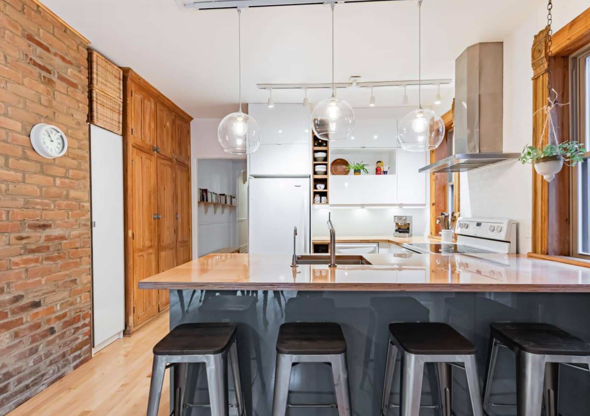 Un condo avec un foyer au bois à vendre dans HoMa 