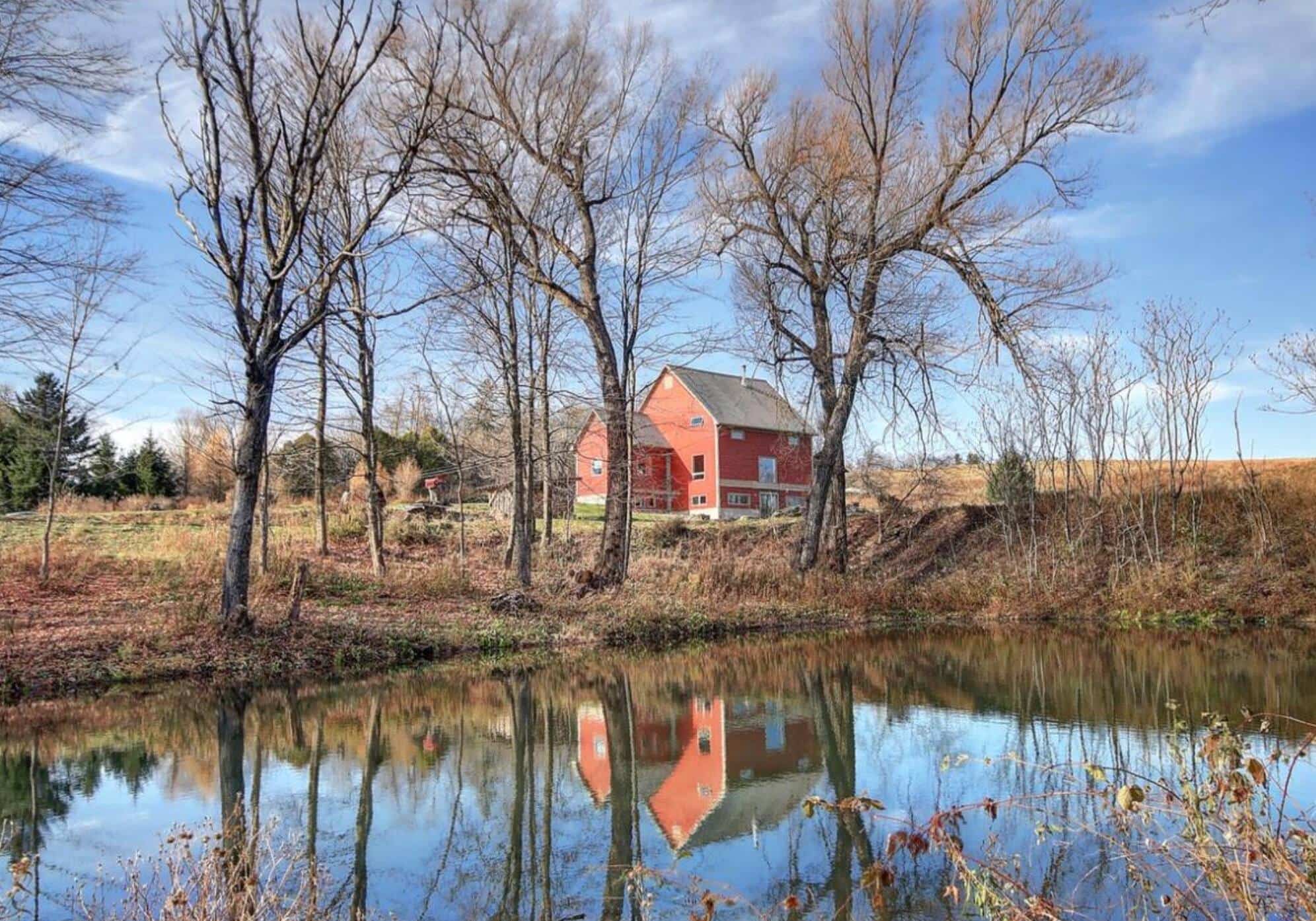 Une maison éclectique avec un étang pour 678 000$