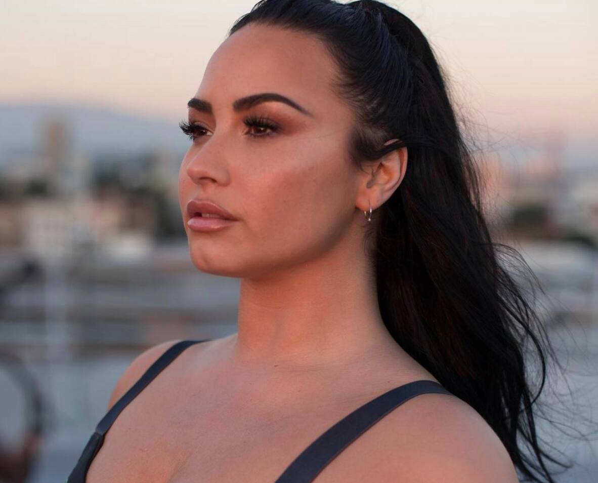 Demi Lovato a maintenant les cheveux TRÈS courts