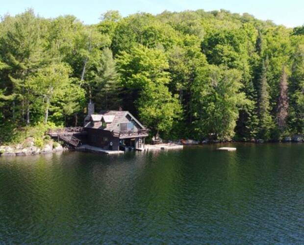 Image principale de l'article Un joli «boathouse» à vendre pour 1,6 M$