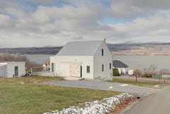 À Ste-Famille de l’Île-d’Orléans: propriété à l'architecture contemporaine avec vue imprenable sur le fleuve