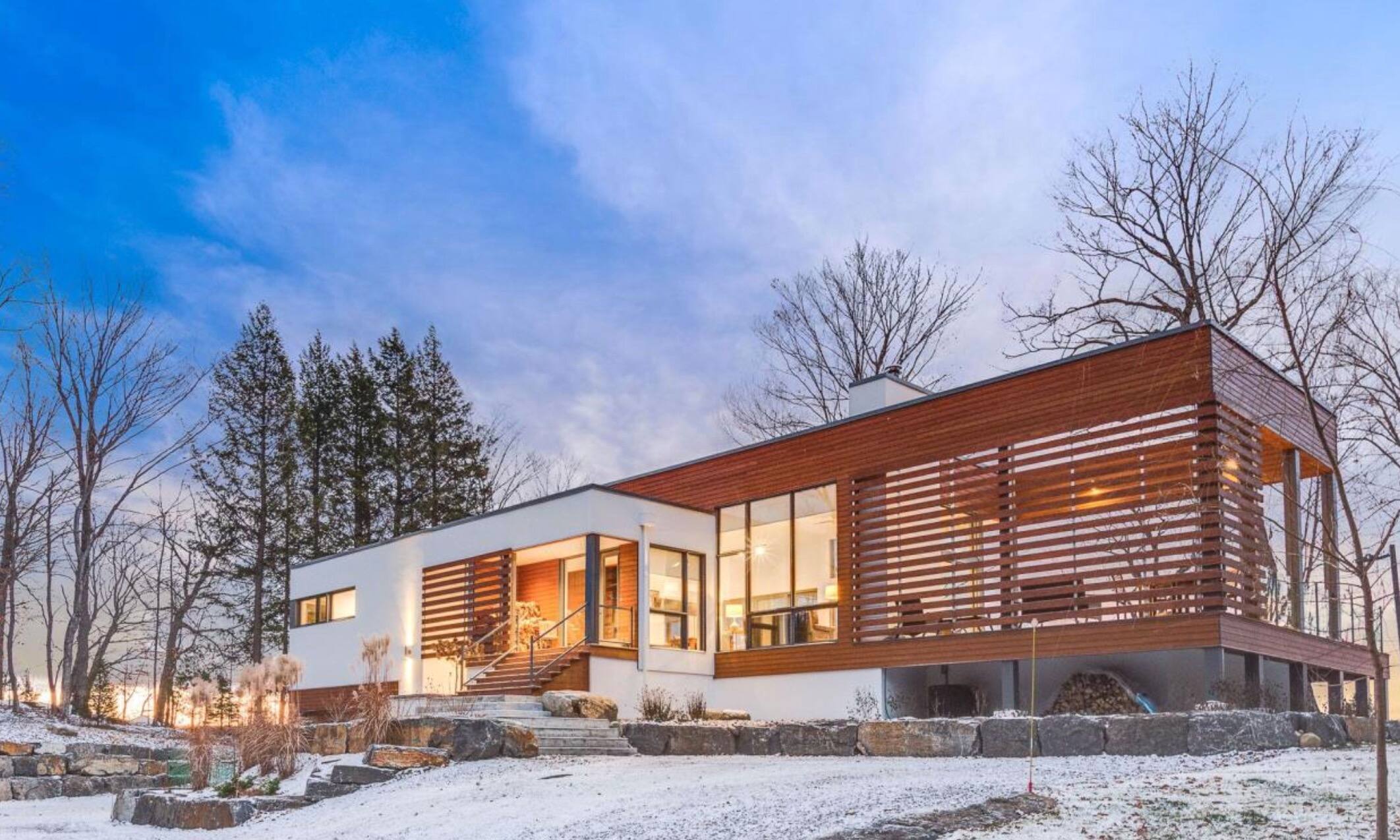 Une maison à couper le souffle au bord d'un lac 