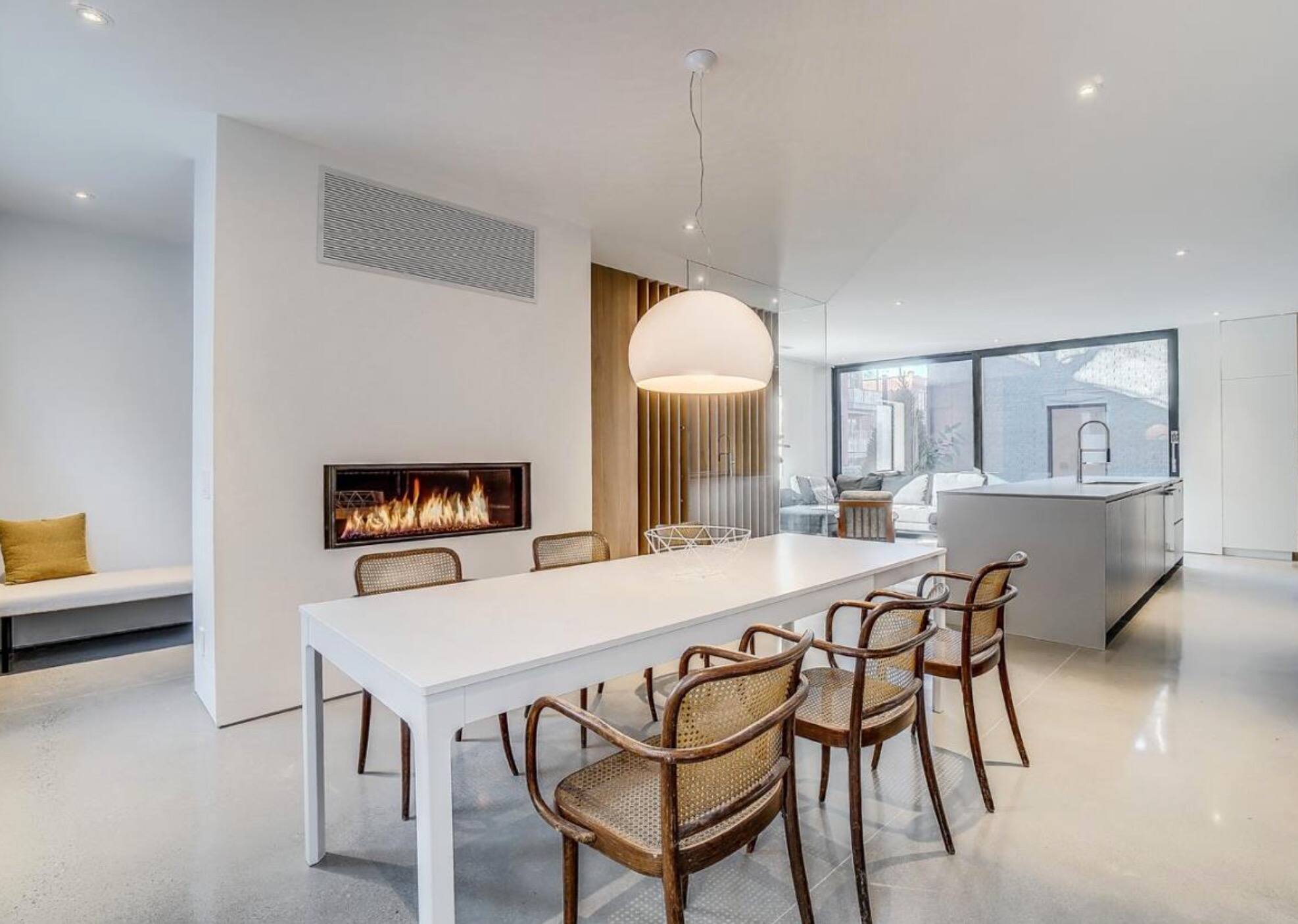 Une maison moderne à vendre pour 1 980 000$