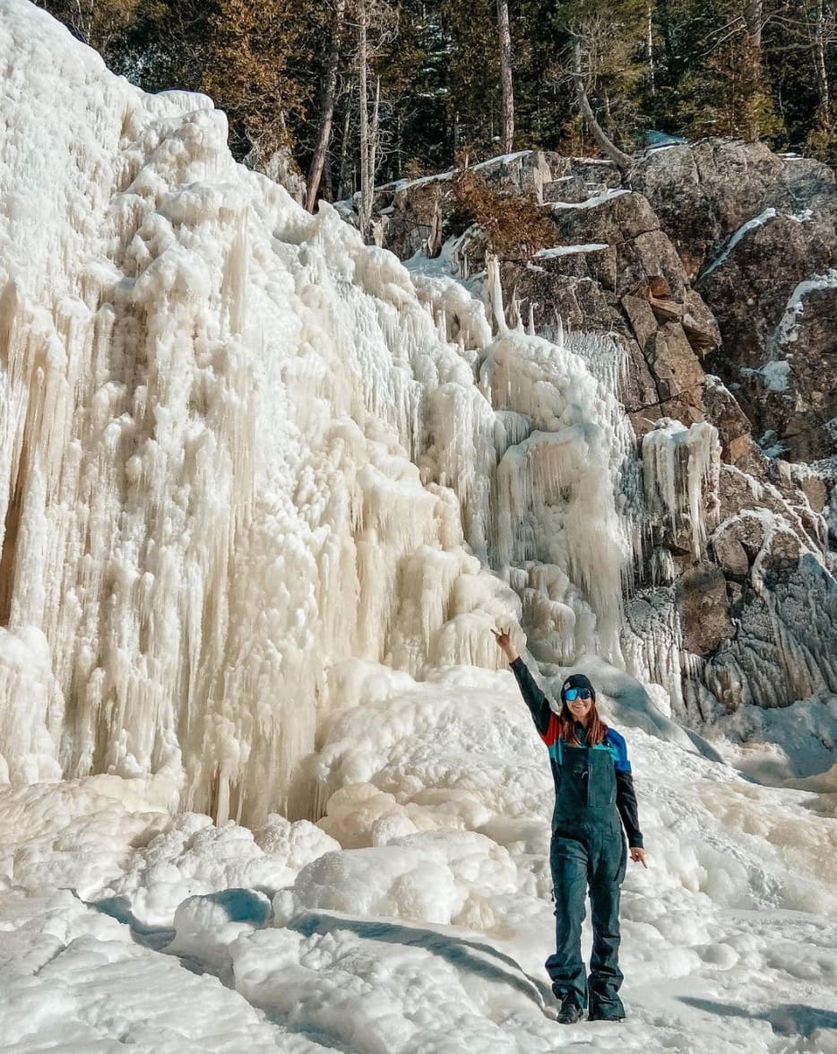 Un sentier féérique où admirer une chute gelée