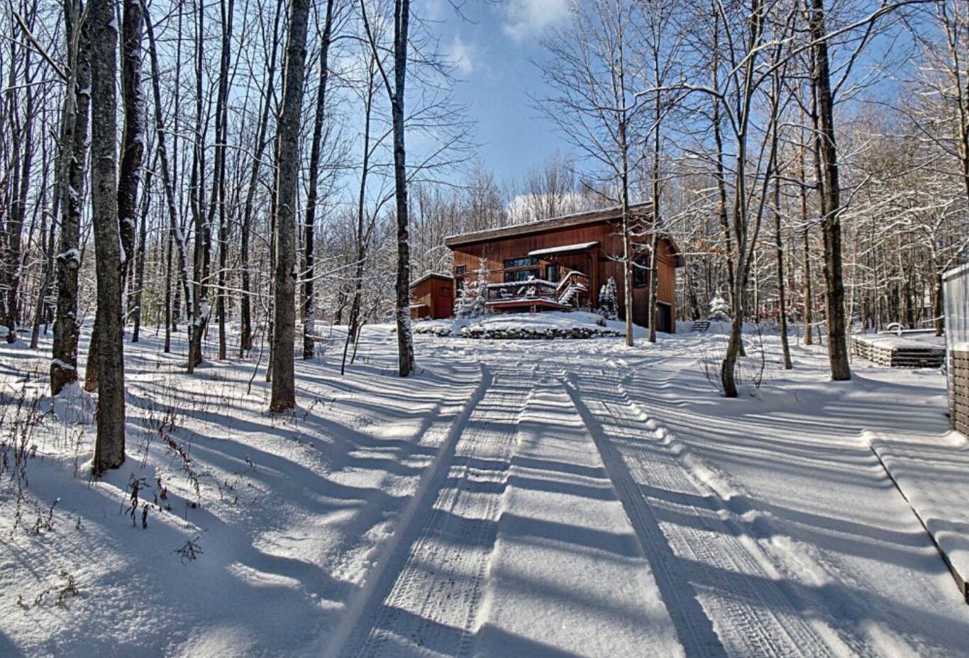 Une maisonchalet de rêve à vendre à SaintÉtiennedeBolton pour 489 000 Silo 57