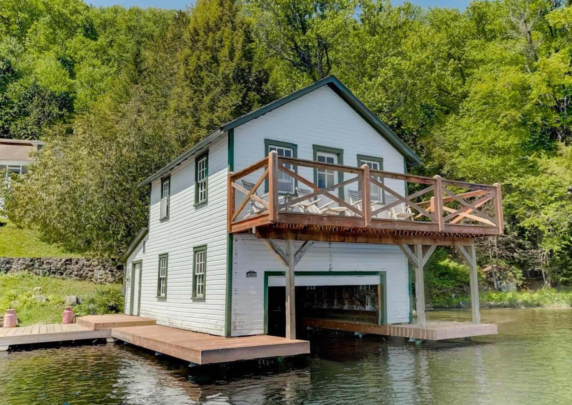 Un chalet avec hangar à bateau et loft champêtre à vendre pour 825 000