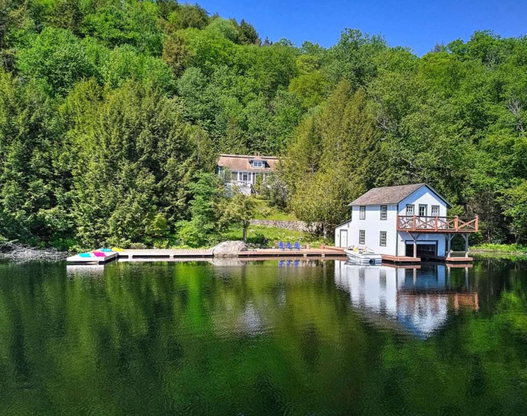 Un chalet avec hangar à bateau et loft champêtre à vendre pour 825 000