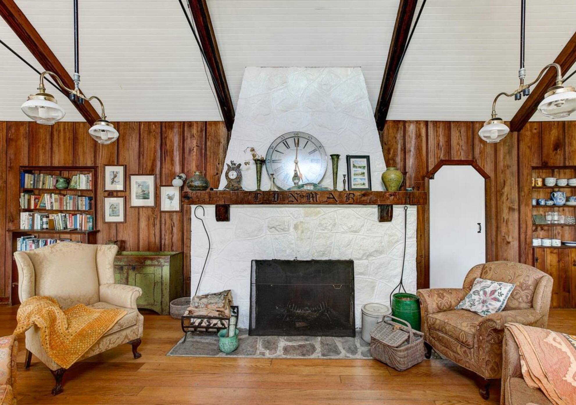 Un chalet avec hangar à bateau et loft champêtre à vendre pour 825 000