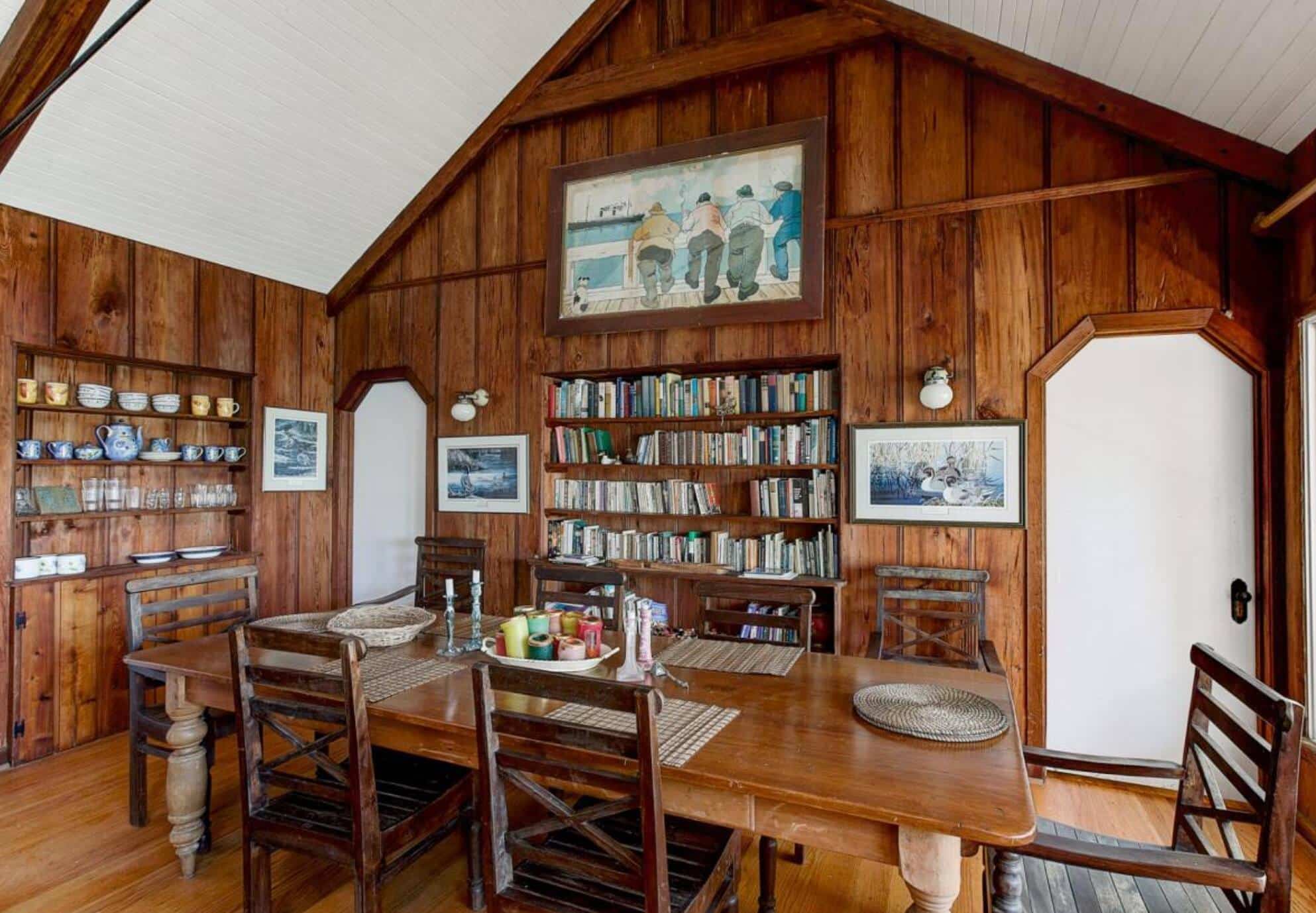 Un chalet avec hangar à bateau et loft champêtre à vendre pour 825 000