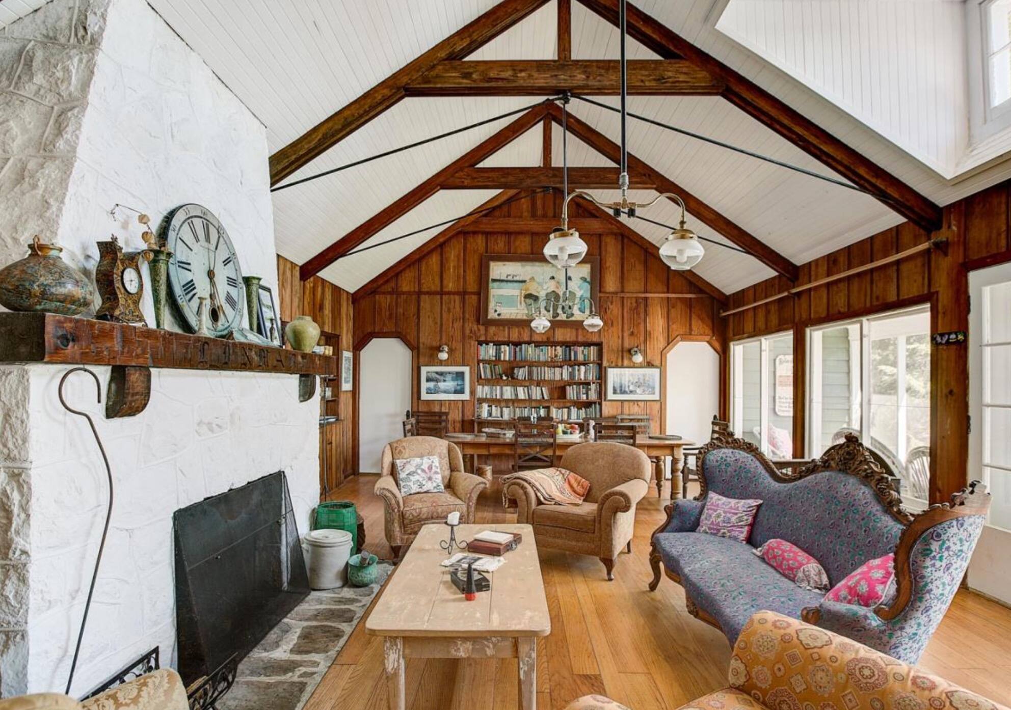 Un chalet avec hangar à bateau et loft champêtre à vendre pour 825 000