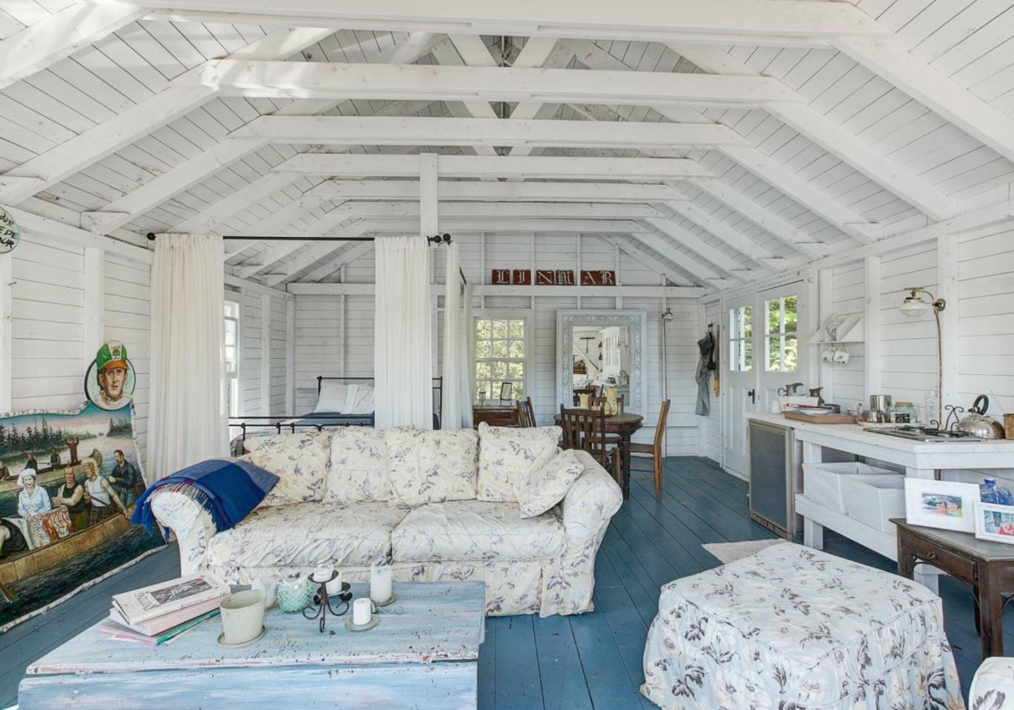 Un chalet avec hangar à bateau et loft champêtre à vendre pour 825 000