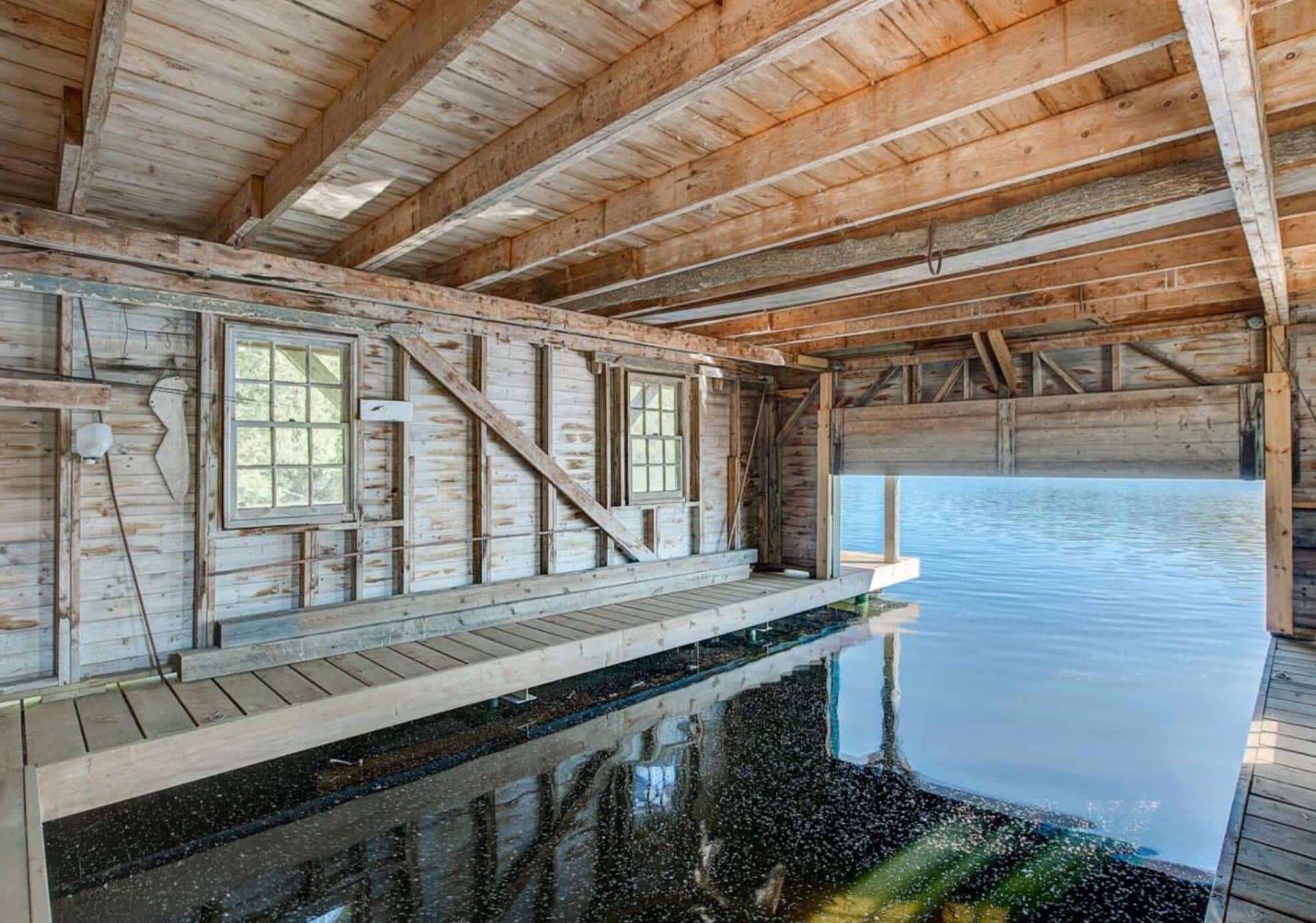 Un chalet avec hangar à bateau et loft champêtre à vendre pour 825 000