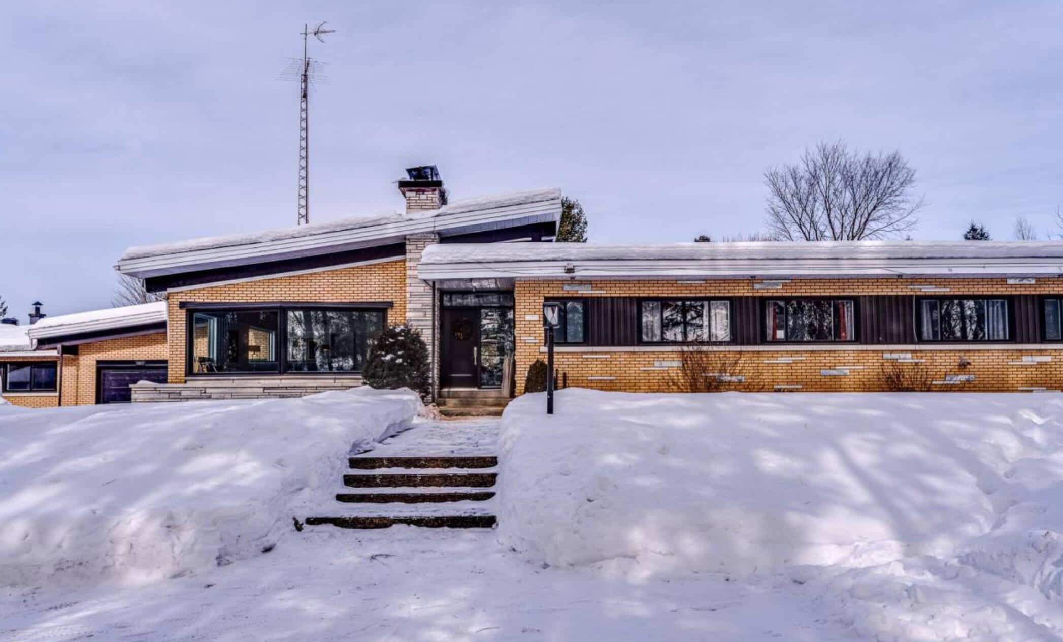 Une maison mid-century avec cinéma pour 639 000$