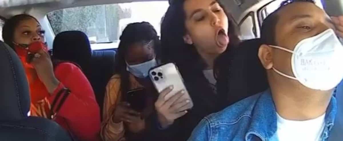 Usando máscaras: três mulheres criticam e anunciam um motorista do Uber Usando máscaras: três mulheres criticam e anunciam um motorista do Uber