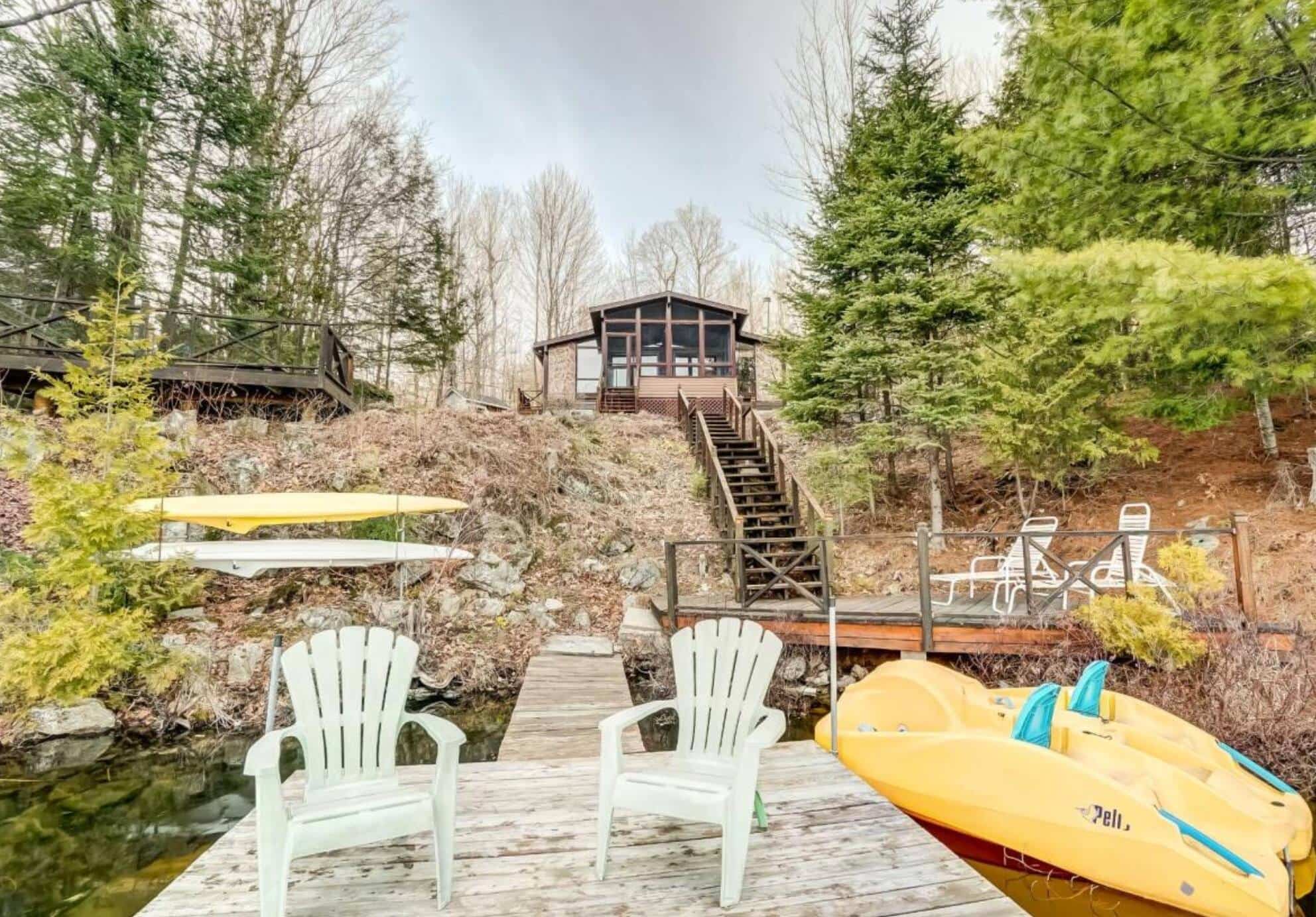 Un joli chalet sur le bord de l’eau à ValdesMonts à vendre pour 360