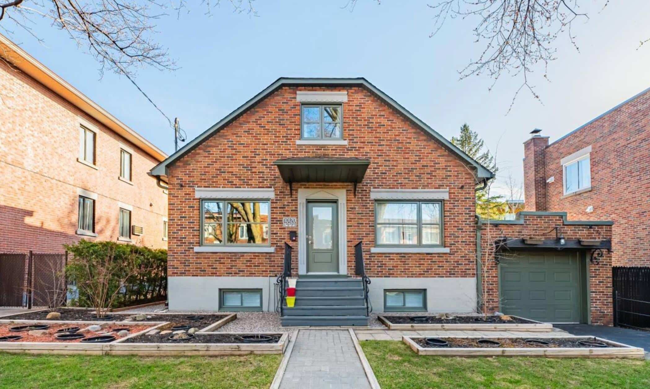 Une jolie maison colorée à vendre pour 899 000$