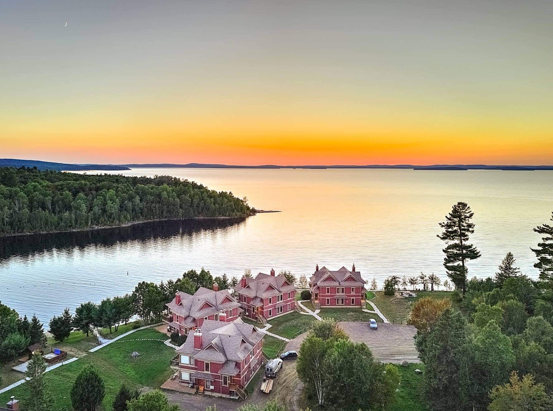 Un domaine avec une plage de sable à vendre