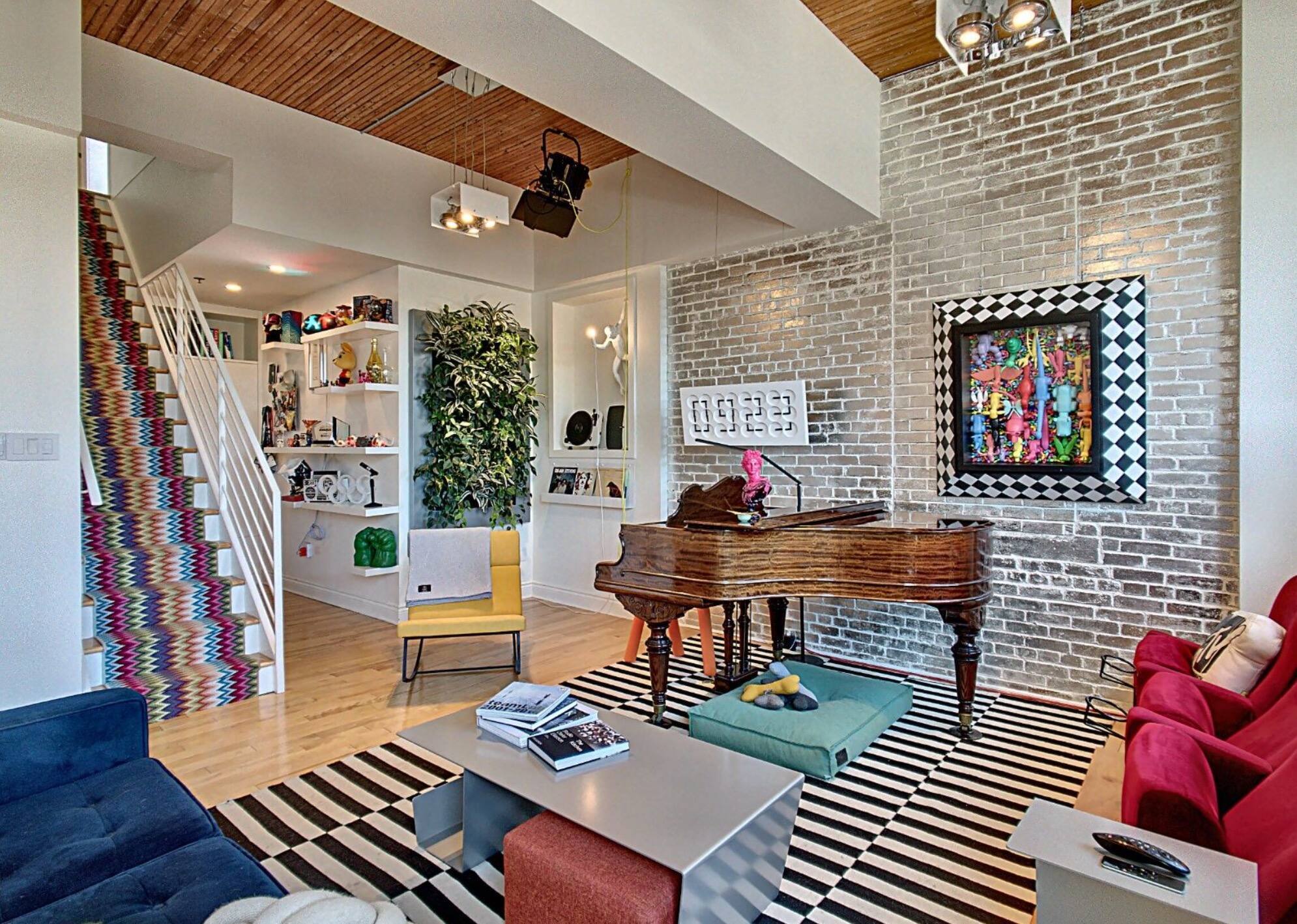 Un condo coloré sur deux étages à 810 000$ 