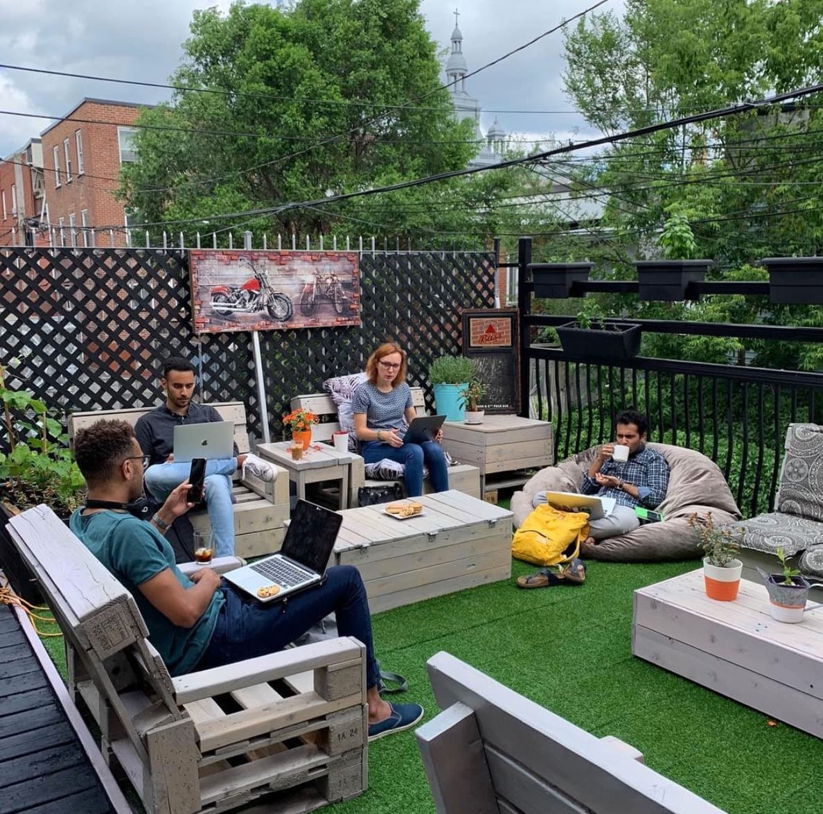 Un café avec une terrasse colorée sur Saint-Denis