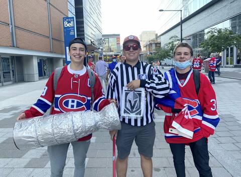 Trois amis dont Jérôme Trépanier, Olivier Lebel (à gauche) ont apporté une fausse coupe stanley au tailgate du quatrième match des Canadiens contre les Knights de Las Vegas.