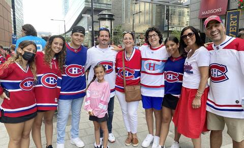 Les familles Polidori et Barile sont venues de Windsor, en Ontario, rien que pour assister au tailgate du quatrième match des Canadiens contre les Knights de Las Vegas.