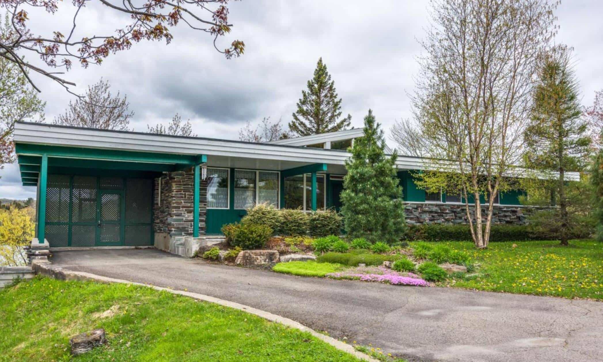 Une maison mid-century près de l’eau à 1 295 000$ 