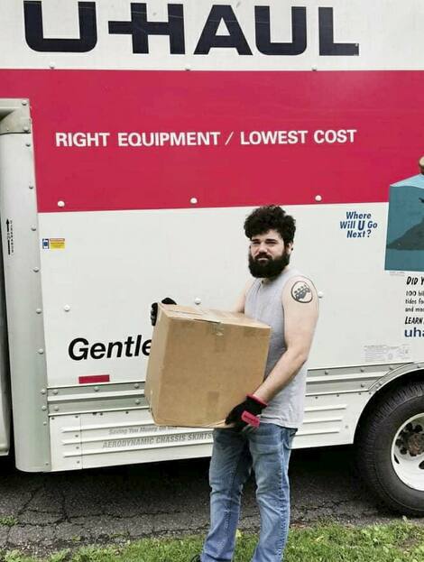 Félix Demers a appris mercredi que son camion U-Haul de déménagement était annulé. Ils devaient pourtant déménager jeudi. Il ne veut plus jamais utiliser les services de cette entreprise.