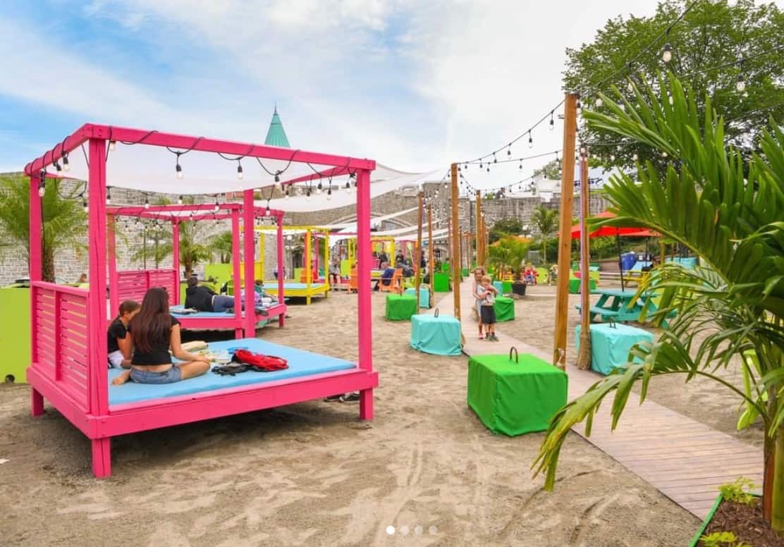 La place D’Youville se transforme en plage urbaine
