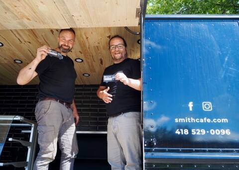 Le propriétaire de la Maison Smith, Jérôme Turgeon, et Marc-André Doucet-Vincent, gérant de la Smith Mobile.