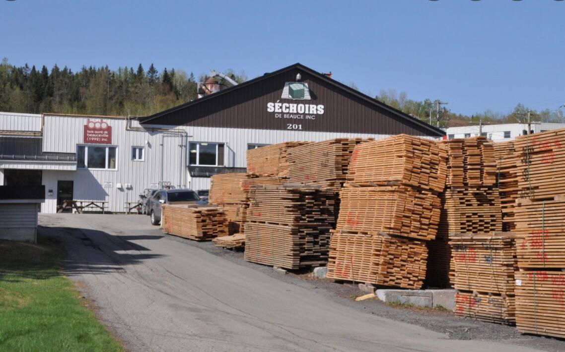 Beauceville: un incendie majeur fait pr&eacute;sentement rage dans une industrie