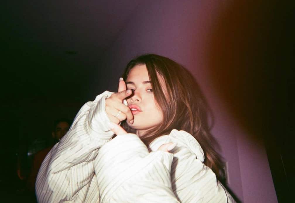 Selena Gomez reste à distance des réseaux sociaux