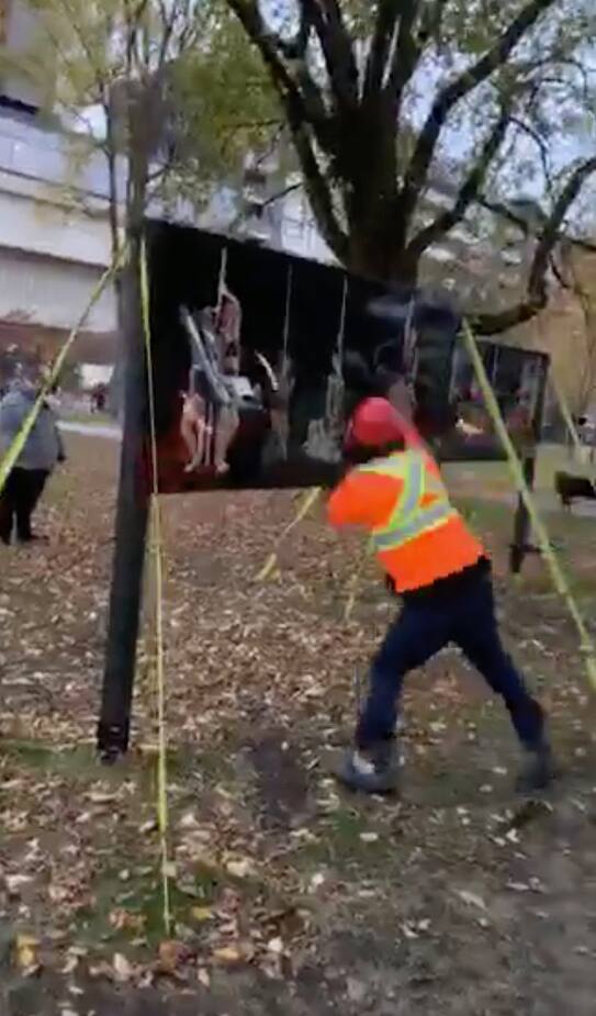 Image principale de l'article Il éclate des pancartes à coups de hache