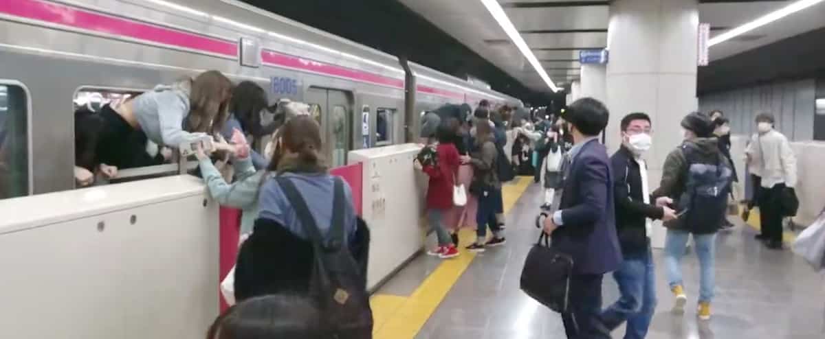 Attacco al treno di Tokyo: 17 feriti, arrestato sospetto Attacco al treno di Tokyo: 17 feriti, arrestato sospetto