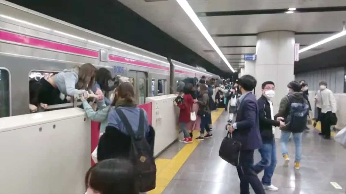 Ataque de trem em Tóquio: 17 feridos, suspeito preso Ataque de trem em Tóquio: 17 feridos, suspeito preso