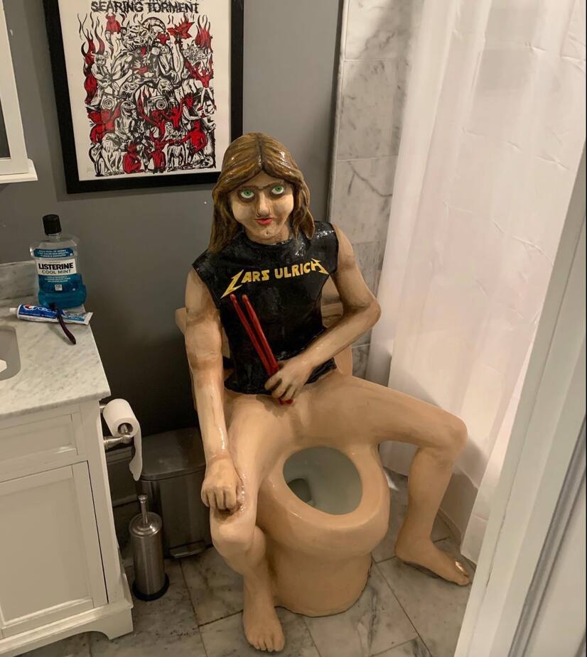 Image principale de l'article Il existe une toilette en forme de Lars Ulrich