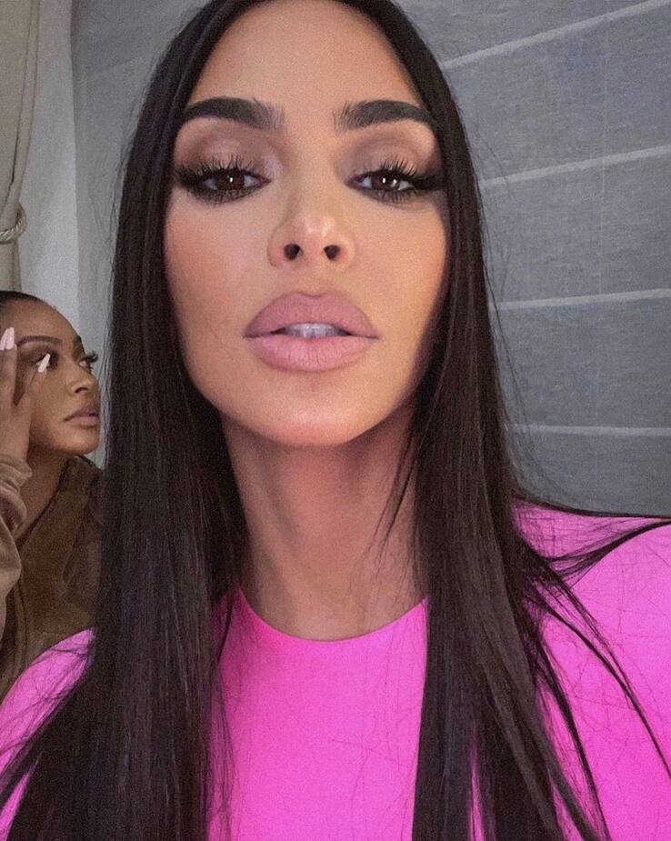 Image principale de l'article Kim K réussit la première étape du barreau