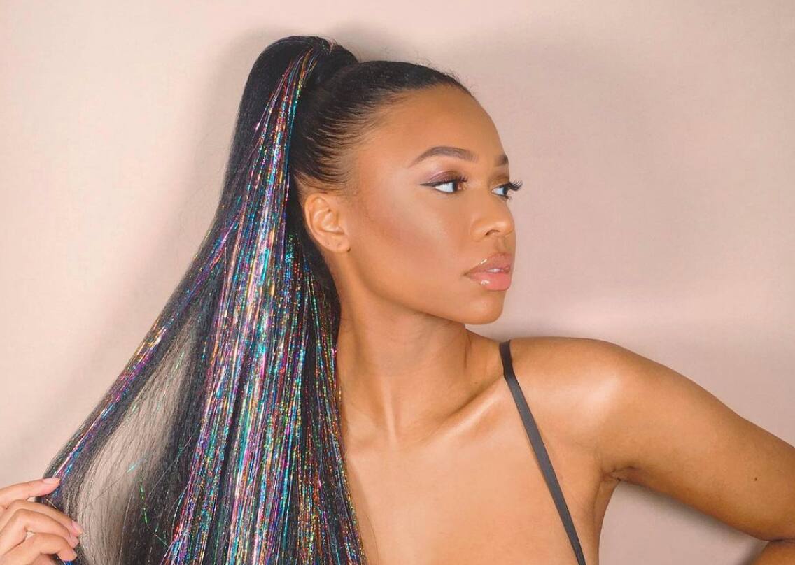 La tendance «tinsel hair» fait un retour