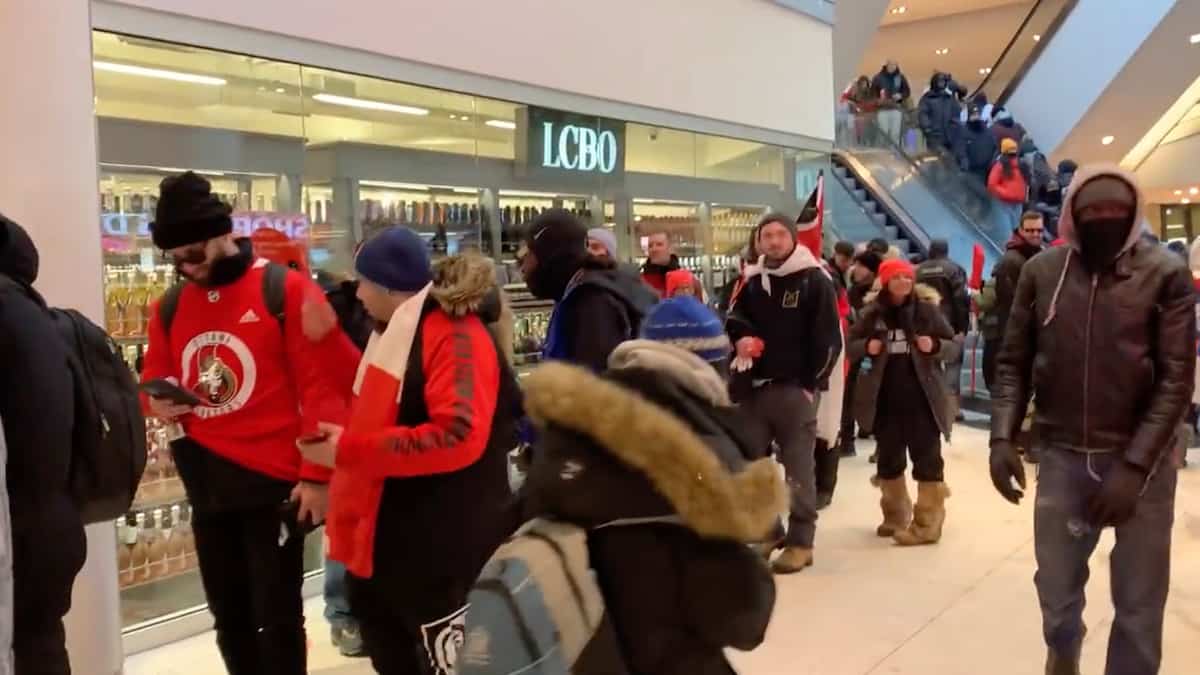 Des manifestants sans masque forcent la fermeture d'un centre commercial à Ottawa
