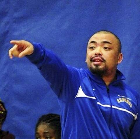 Robert Luu, 31 ans, coach de basketball féminin, est accusé de crimes sexuels sur des joueuses.