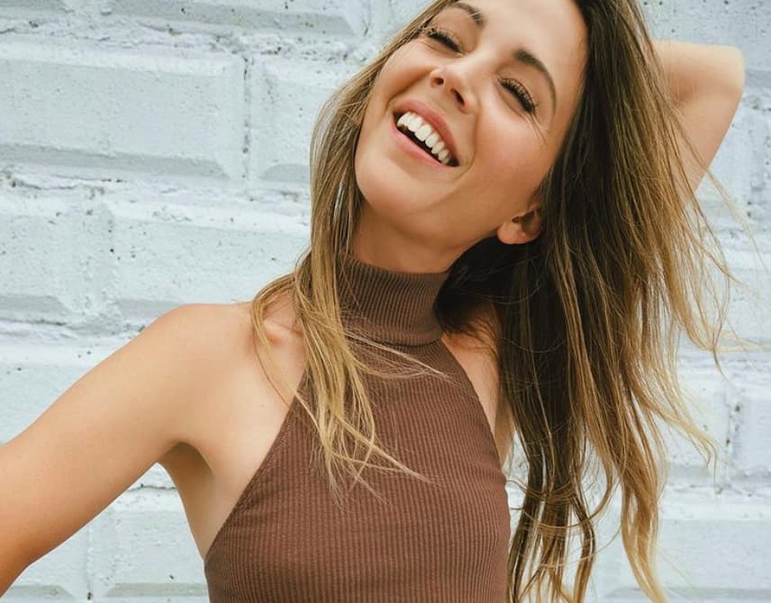 Vanessa Pilon a les cheveux pêche 