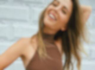 Vanessa Pilon a les cheveux pêche