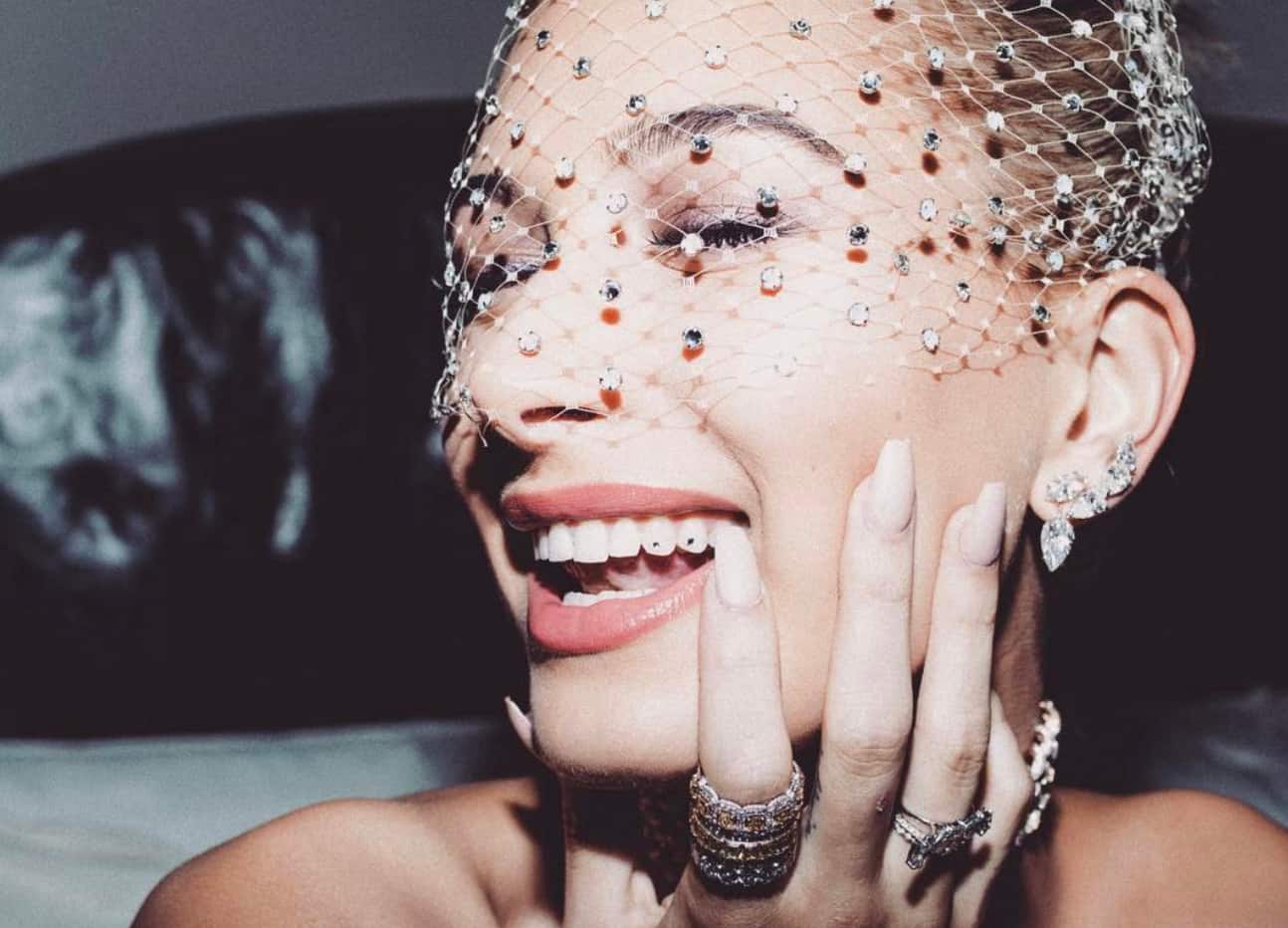 La tendance des bijoux de dents est partout