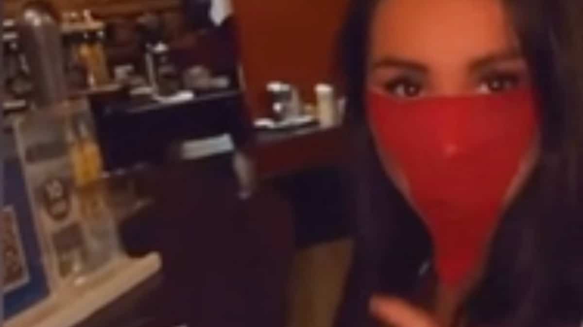 Party en avion: une future avocate qui était sur le vol poursuit le Barreau