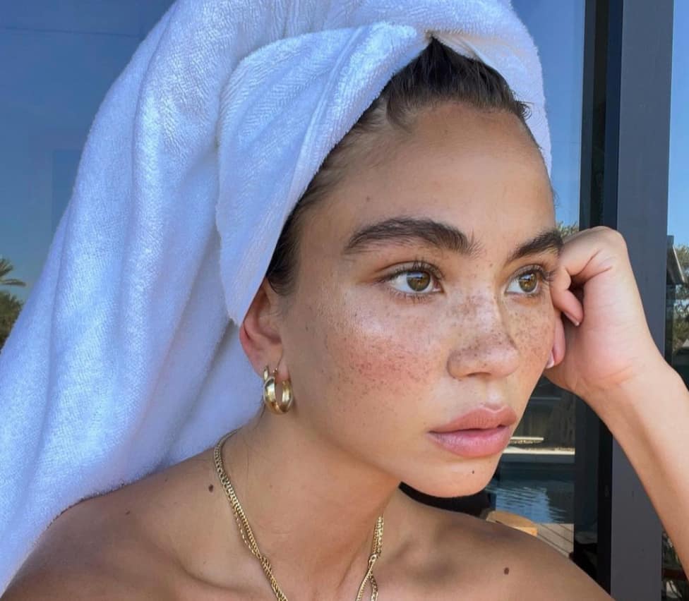 Ce look beauté rehausse notre beauté naturelle