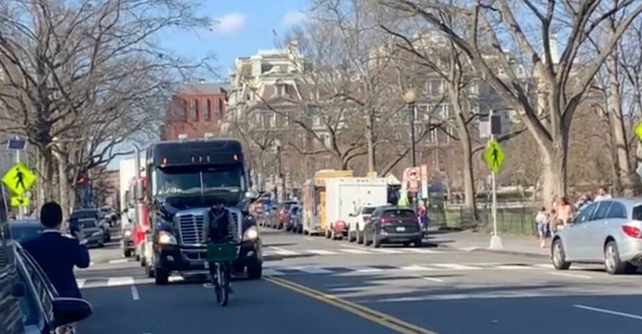 Image principale de l'article Un cycliste retarde le convoi des camionneurs