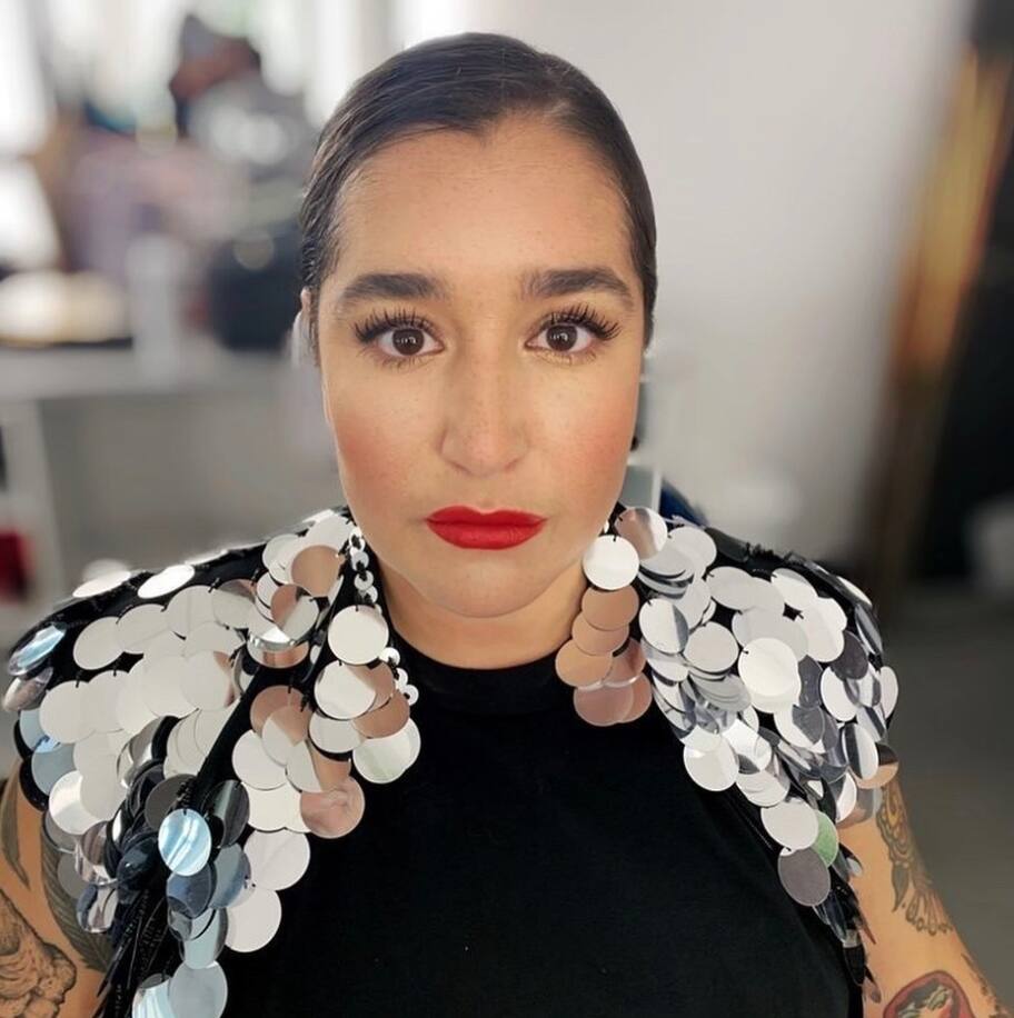 Mariana Mazza ose avec une coloration qui fait pop