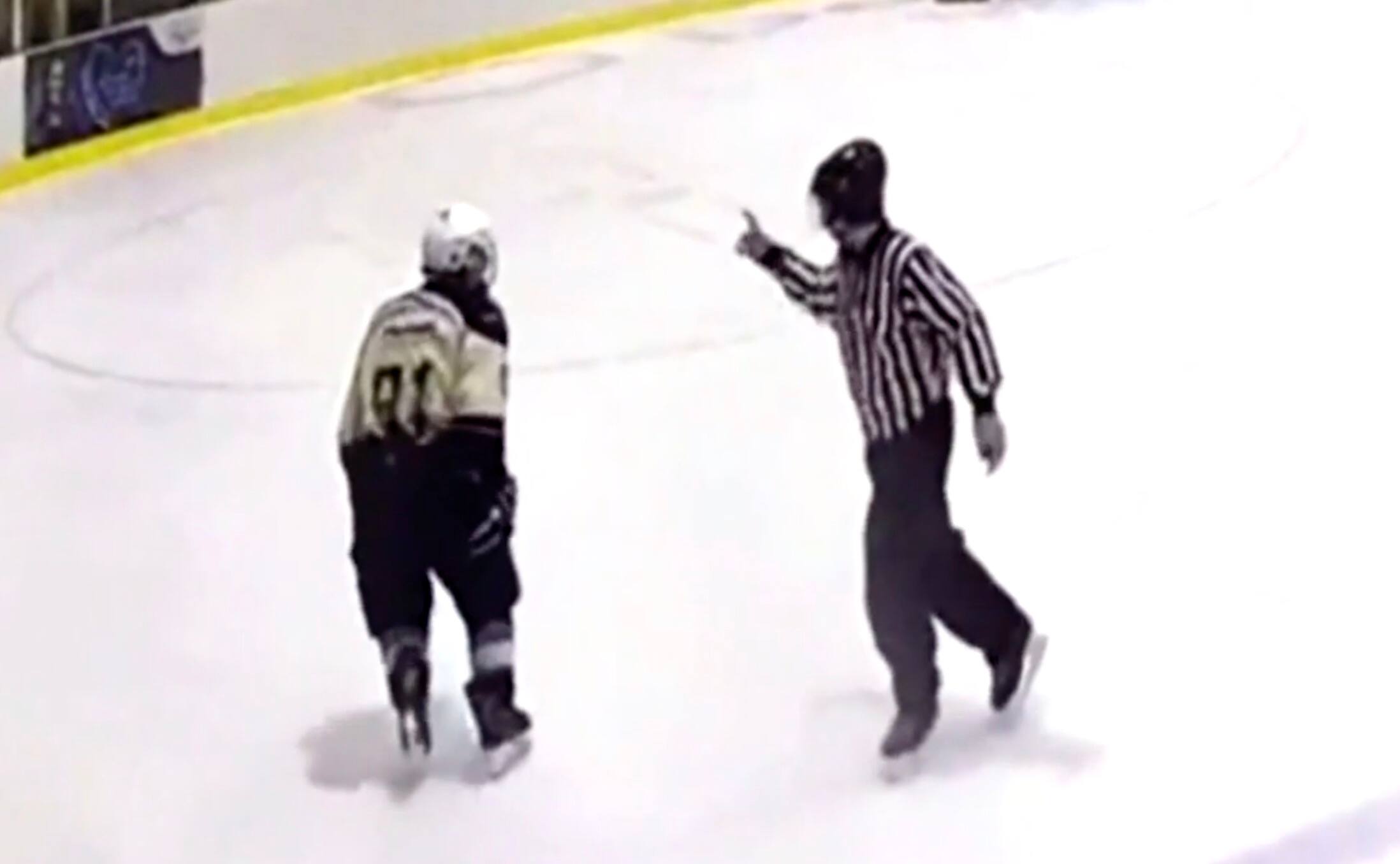 Agression d&rsquo;un arbitre de 15 ans: le joueur fautif banni par Hockey Qu&eacute;bec